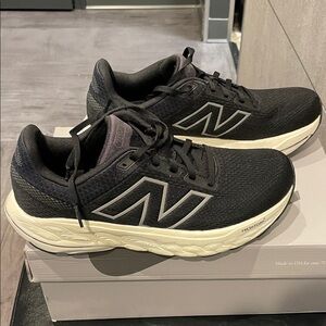 New Balance Women’s Black 860 Athletic Shoes size 9.5 2A (Narrow)